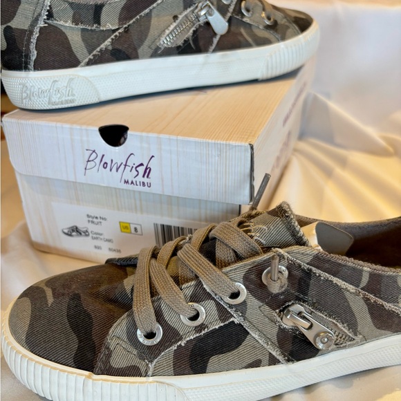 NEW Blowfish Malibu Sneakers Size 8 - Picture 2 of 3